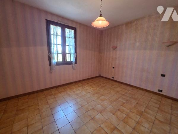 GRANDE MAISON avec dépendance et terrain.