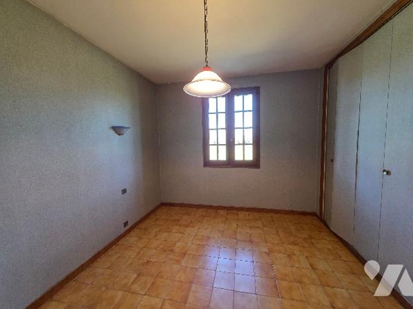 GRANDE MAISON avec dépendance et terrain.