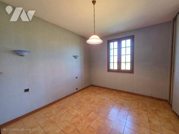 GRANDE MAISON avec dépendance et terrain.