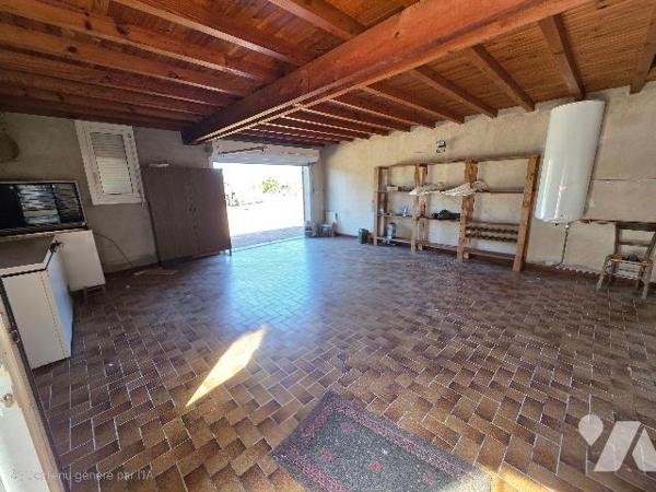 GRANDE MAISON avec dépendance et terrain.