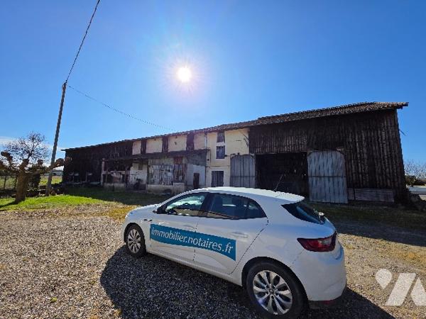 GRANDE MAISON avec dépendance et terrain.