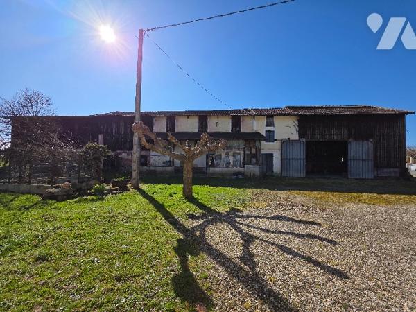 GRANDE MAISON avec dépendance et terrain.
