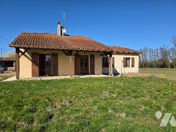 GRANDE MAISON avec dépendance et terrain.