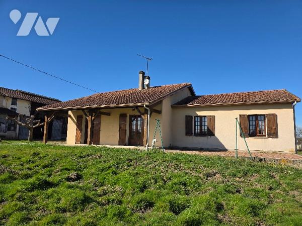 GRANDE MAISON avec dépendance et terrain.