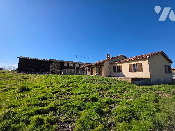 GRANDE MAISON avec dépendance et terrain.