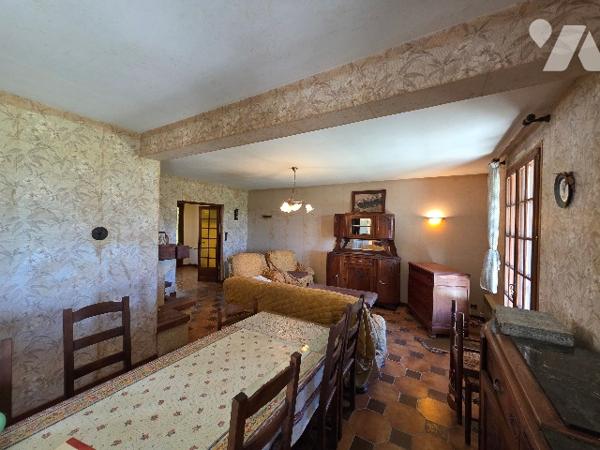 GRANDE MAISON avec dépendance et terrain.