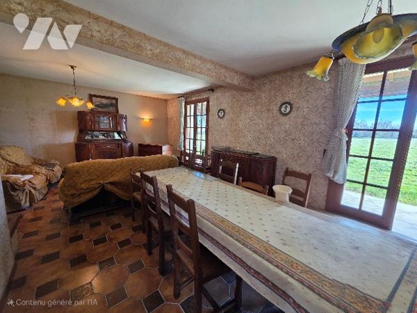 GRANDE MAISON avec dépendance et terrain.