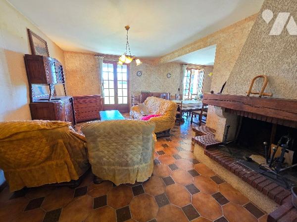 GRANDE MAISON avec dépendance et terrain.