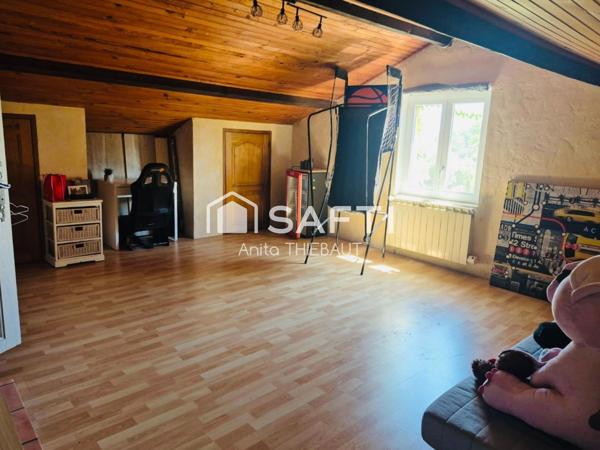 Au calme, Maison familiale à rénover avec terrain de 1200 m² et piscine