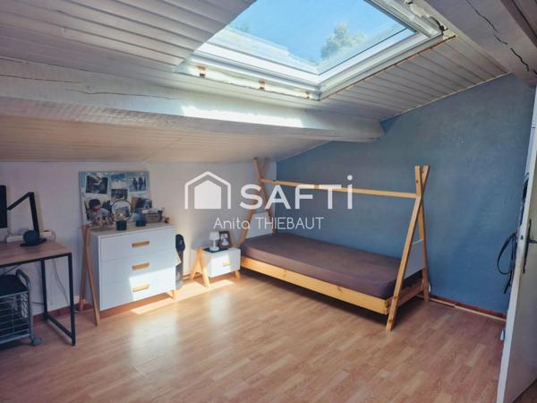 Au calme, Maison familiale à rénover avec terrain de 1200 m² et piscine