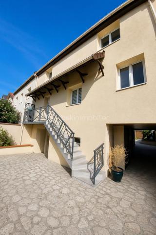 Emplacement stratégique, volumes généreux, aucun travaux à prévoir !

À seulement 5 minutes à pied de la gare des Coquetiers (T4) et 15 minutes à pied de la gare de Bondy (RER E), cette belle maison familiale de 171 m² habitables offre un cadre de vie idéal pour une famille recherchant espace, confort et accessibilité.

Vous bénéficierez également de la proximité immédiate des écoles, commerces et services du quotidien, tous accessibles en moins de 10 minutes.

Une maison entretenue et économe

Vous n'aurez qu'à poser vos valises !

Ravalement avec isolation thermique par l'extérieur réalisé en 2021
Chaudière remplacée en 2024
Excellente performance énergétique avec un DPE à la limite de la classe C
Aucun travaux à prévoir
Sous-sol total aux multiples possibilités

La maison est édifiée sur un sous-sol total comprenant :

Un vaste garage de près de 40 m² pouvant accueillir jusqu'à 3 véhicules
Une pièce de 21 m² facilement transformable en chambre, salle de sport, bureau ou espace loisirs
Une chaufferie
Plusieurs espaces de stockage
Un espace de vie lumineux et convivial

Accessible par un agréable balcon exposé plein sud, le premier étage dévoile une superbe pièce de vie traversante, baignée de lumière naturelle.

Vous y découvrirez un salon-séjour chaleureux ouvert sur une belle cuisine dinatoire moderne avec son espace bar, véritable cœur de la maison pour recevoir famille et amis.

Une salle de bains avec WC complète ce niveau.

Dans le prolongement de la pièce de vie, une agréable terrasse suspendue de 15 m² permet de profiter pleinement des beaux jours et offre un accès direct au jardin.

Un espace nuit confortable

Le deuxième étage accueille :

4 chambres spacieuses
Dont 2 chambres avec mezzanine
Une salle d'eau avec WC

Les dalles acoustiques installées au niveau du séjour participent à un excellent confort phonique pour toute la famille.

Un extérieur rare sur le secteur

Le jardin paysagé, exposé Est-Ouest, bénéficie d'un ensoleillement optimal tout au long de la journée.

Une allée piétonne traverse harmonieusement les extérieurs et dessert différents espaces aménagés pour déjeuner, se détendre ou recevoir, à l'ombre ou au soleil selon les heures de la journée.

En fond de parcelle, une dépendance viabilisée de 12 m² constitue un véritable atout. Elle pourra accueillir :

Un bureau indépendant pour le télétravail
Un atelier
Une chambre supplémentaire
Ou encore un projet locatif selon vos besoins
Un fort potentiel d'évolution

La maison dispose actuellement de 4 chambres, mais peut très facilement être configurée en 6 chambres sans travaux importants, ce qui en fait un bien particulièrement adapté aux familles nombreuses, aux professions libérales ou à un projet d'investissement.

Les points forts

✅ 171 m² habitables
 ✅ Situation privilégiée à proximité des gares T4 et RER E
 ✅ Aucun travaux à prévoir
 ✅ Isolation extérieure réalisée en 2021
 ✅ Chaudière neuve de 2024
 ✅ DPE performant (proche classe C)
 ✅ Garage 3 véhicules
 ✅ Sous-sol total
 ✅ Pièce de vie traversante et lumineuse
 ✅ Terrasse suspendue de 15 m²
 ✅ Jardin paysagé Est-Ouest
 ✅ Dépendance viabilisée de 12 m²
 ✅ 4 à 6 chambres possibles

Une maison clé en main, parfaitement entretenue, offrant de très beaux volumes, un extérieur soigné et un emplacement particulièrement recherché aux portes de Paris. Une opportunité rare sur le secteur de Bondy.


VISITE POSSIBLE 7 JOURS SUR 7 SUR RENDEZ VOUS AVEC VOTRE CONSEILLERE

Elle n'attend que Vous!