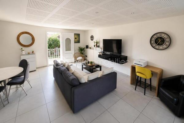 Emplacement stratégique, volumes généreux, aucun travaux à prévoir !

À seulement 5 minutes à pied de la gare des Coquetiers (T4) et 15 minutes à pied de la gare de Bondy (RER E), cette belle maison familiale de 171 m² habitables offre un cadre de vie idéal pour une famille recherchant espace, confort et accessibilité.

Vous bénéficierez également de la proximité immédiate des écoles, commerces et services du quotidien, tous accessibles en moins de 10 minutes.

Une maison entretenue et économe

Vous n'aurez qu'à poser vos valises !

Ravalement avec isolation thermique par l'extérieur réalisé en 2021
Chaudière remplacée en 2024
Excellente performance énergétique avec un DPE à la limite de la classe C
Aucun travaux à prévoir
Sous-sol total aux multiples possibilités

La maison est édifiée sur un sous-sol total comprenant :

Un vaste garage de près de 40 m² pouvant accueillir jusqu'à 3 véhicules
Une pièce de 21 m² facilement transformable en chambre, salle de sport, bureau ou espace loisirs
Une chaufferie
Plusieurs espaces de stockage
Un espace de vie lumineux et convivial

Accessible par un agréable balcon exposé plein sud, le premier étage dévoile une superbe pièce de vie traversante, baignée de lumière naturelle.

Vous y découvrirez un salon-séjour chaleureux ouvert sur une belle cuisine dinatoire moderne avec son espace bar, véritable cœur de la maison pour recevoir famille et amis.

Une salle de bains avec WC complète ce niveau.

Dans le prolongement de la pièce de vie, une agréable terrasse suspendue de 15 m² permet de profiter pleinement des beaux jours et offre un accès direct au jardin.

Un espace nuit confortable

Le deuxième étage accueille :

4 chambres spacieuses
Dont 2 chambres avec mezzanine
Une salle d'eau avec WC

Les dalles acoustiques installées au niveau du séjour participent à un excellent confort phonique pour toute la famille.

Un extérieur rare sur le secteur

Le jardin paysagé, exposé Est-Ouest, bénéficie d'un ensoleillement optimal tout au long de la journée.

Une allée piétonne traverse harmonieusement les extérieurs et dessert différents espaces aménagés pour déjeuner, se détendre ou recevoir, à l'ombre ou au soleil selon les heures de la journée.

En fond de parcelle, une dépendance viabilisée de 12 m² constitue un véritable atout. Elle pourra accueillir :

Un bureau indépendant pour le télétravail
Un atelier
Une chambre supplémentaire
Ou encore un projet locatif selon vos besoins
Un fort potentiel d'évolution

La maison dispose actuellement de 4 chambres, mais peut très facilement être configurée en 6 chambres sans travaux importants, ce qui en fait un bien particulièrement adapté aux familles nombreuses, aux professions libérales ou à un projet d'investissement.

Les points forts

✅ 171 m² habitables
 ✅ Situation privilégiée à proximité des gares T4 et RER E
 ✅ Aucun travaux à prévoir
 ✅ Isolation extérieure réalisée en 2021
 ✅ Chaudière neuve de 2024
 ✅ DPE performant (proche classe C)
 ✅ Garage 3 véhicules
 ✅ Sous-sol total
 ✅ Pièce de vie traversante et lumineuse
 ✅ Terrasse suspendue de 15 m²
 ✅ Jardin paysagé Est-Ouest
 ✅ Dépendance viabilisée de 12 m²
 ✅ 4 à 6 chambres possibles

Une maison clé en main, parfaitement entretenue, offrant de très beaux volumes, un extérieur soigné et un emplacement particulièrement recherché aux portes de Paris. Une opportunité rare sur le secteur de Bondy.


VISITE POSSIBLE 7 JOURS SUR 7 SUR RENDEZ VOUS AVEC VOTRE CONSEILLERE

Elle n'attend que Vous!