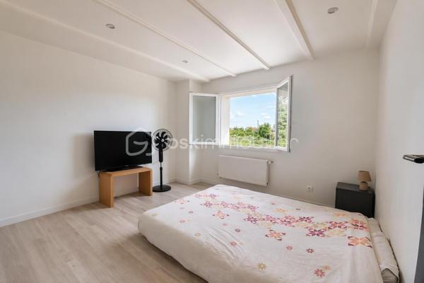 Emplacement stratégique, volumes généreux, aucun travaux à prévoir !

À seulement 5 minutes à pied de la gare des Coquetiers (T4) et 15 minutes à pied de la gare de Bondy (RER E), cette belle maison familiale de 171 m² habitables offre un cadre de vie idéal pour une famille recherchant espace, confort et accessibilité.

Vous bénéficierez également de la proximité immédiate des écoles, commerces et services du quotidien, tous accessibles en moins de 10 minutes.

Une maison entretenue et économe

Vous n'aurez qu'à poser vos valises !

Ravalement avec isolation thermique par l'extérieur réalisé en 2021
Chaudière remplacée en 2024
Excellente performance énergétique avec un DPE à la limite de la classe C
Aucun travaux à prévoir
Sous-sol total aux multiples possibilités

La maison est édifiée sur un sous-sol total comprenant :

Un vaste garage de près de 40 m² pouvant accueillir jusqu'à 3 véhicules
Une pièce de 21 m² facilement transformable en chambre, salle de sport, bureau ou espace loisirs
Une chaufferie
Plusieurs espaces de stockage
Un espace de vie lumineux et convivial

Accessible par un agréable balcon exposé plein sud, le premier étage dévoile une superbe pièce de vie traversante, baignée de lumière naturelle.

Vous y découvrirez un salon-séjour chaleureux ouvert sur une belle cuisine dinatoire moderne avec son espace bar, véritable cœur de la maison pour recevoir famille et amis.

Une salle de bains avec WC complète ce niveau.

Dans le prolongement de la pièce de vie, une agréable terrasse suspendue de 15 m² permet de profiter pleinement des beaux jours et offre un accès direct au jardin.

Un espace nuit confortable

Le deuxième étage accueille :

4 chambres spacieuses
Dont 2 chambres avec mezzanine
Une salle d'eau avec WC

Les dalles acoustiques installées au niveau du séjour participent à un excellent confort phonique pour toute la famille.

Un extérieur rare sur le secteur

Le jardin paysagé, exposé Est-Ouest, bénéficie d'un ensoleillement optimal tout au long de la journée.

Une allée piétonne traverse harmonieusement les extérieurs et dessert différents espaces aménagés pour déjeuner, se détendre ou recevoir, à l'ombre ou au soleil selon les heures de la journée.

En fond de parcelle, une dépendance viabilisée de 12 m² constitue un véritable atout. Elle pourra accueillir :

Un bureau indépendant pour le télétravail
Un atelier
Une chambre supplémentaire
Ou encore un projet locatif selon vos besoins
Un fort potentiel d'évolution

La maison dispose actuellement de 4 chambres, mais peut très facilement être configurée en 6 chambres sans travaux importants, ce qui en fait un bien particulièrement adapté aux familles nombreuses, aux professions libérales ou à un projet d'investissement.

Les points forts

✅ 171 m² habitables
 ✅ Situation privilégiée à proximité des gares T4 et RER E
 ✅ Aucun travaux à prévoir
 ✅ Isolation extérieure réalisée en 2021
 ✅ Chaudière neuve de 2024
 ✅ DPE performant (proche classe C)
 ✅ Garage 3 véhicules
 ✅ Sous-sol total
 ✅ Pièce de vie traversante et lumineuse
 ✅ Terrasse suspendue de 15 m²
 ✅ Jardin paysagé Est-Ouest
 ✅ Dépendance viabilisée de 12 m²
 ✅ 4 à 6 chambres possibles

Une maison clé en main, parfaitement entretenue, offrant de très beaux volumes, un extérieur soigné et un emplacement particulièrement recherché aux portes de Paris. Une opportunité rare sur le secteur de Bondy.


VISITE POSSIBLE 7 JOURS SUR 7 SUR RENDEZ VOUS AVEC VOTRE CONSEILLERE

Elle n'attend que Vous!