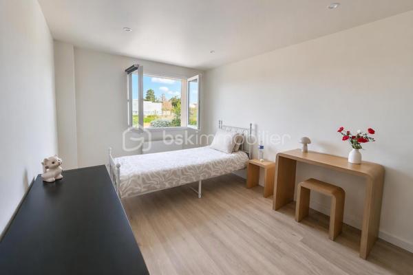 Emplacement stratégique, volumes généreux, aucun travaux à prévoir !

À seulement 5 minutes à pied de la gare des Coquetiers (T4) et 15 minutes à pied de la gare de Bondy (RER E), cette belle maison familiale de 171 m² habitables offre un cadre de vie idéal pour une famille recherchant espace, confort et accessibilité.

Vous bénéficierez également de la proximité immédiate des écoles, commerces et services du quotidien, tous accessibles en moins de 10 minutes.

Une maison entretenue et économe

Vous n'aurez qu'à poser vos valises !

Ravalement avec isolation thermique par l'extérieur réalisé en 2021
Chaudière remplacée en 2024
Excellente performance énergétique avec un DPE à la limite de la classe C
Aucun travaux à prévoir
Sous-sol total aux multiples possibilités

La maison est édifiée sur un sous-sol total comprenant :

Un vaste garage de près de 40 m² pouvant accueillir jusqu'à 3 véhicules
Une pièce de 21 m² facilement transformable en chambre, salle de sport, bureau ou espace loisirs
Une chaufferie
Plusieurs espaces de stockage
Un espace de vie lumineux et convivial

Accessible par un agréable balcon exposé plein sud, le premier étage dévoile une superbe pièce de vie traversante, baignée de lumière naturelle.

Vous y découvrirez un salon-séjour chaleureux ouvert sur une belle cuisine dinatoire moderne avec son espace bar, véritable cœur de la maison pour recevoir famille et amis.

Une salle de bains avec WC complète ce niveau.

Dans le prolongement de la pièce de vie, une agréable terrasse suspendue de 15 m² permet de profiter pleinement des beaux jours et offre un accès direct au jardin.

Un espace nuit confortable

Le deuxième étage accueille :

4 chambres spacieuses
Dont 2 chambres avec mezzanine
Une salle d'eau avec WC

Les dalles acoustiques installées au niveau du séjour participent à un excellent confort phonique pour toute la famille.

Un extérieur rare sur le secteur

Le jardin paysagé, exposé Est-Ouest, bénéficie d'un ensoleillement optimal tout au long de la journée.

Une allée piétonne traverse harmonieusement les extérieurs et dessert différents espaces aménagés pour déjeuner, se détendre ou recevoir, à l'ombre ou au soleil selon les heures de la journée.

En fond de parcelle, une dépendance viabilisée de 12 m² constitue un véritable atout. Elle pourra accueillir :

Un bureau indépendant pour le télétravail
Un atelier
Une chambre supplémentaire
Ou encore un projet locatif selon vos besoins
Un fort potentiel d'évolution

La maison dispose actuellement de 4 chambres, mais peut très facilement être configurée en 6 chambres sans travaux importants, ce qui en fait un bien particulièrement adapté aux familles nombreuses, aux professions libérales ou à un projet d'investissement.

Les points forts

✅ 171 m² habitables
 ✅ Situation privilégiée à proximité des gares T4 et RER E
 ✅ Aucun travaux à prévoir
 ✅ Isolation extérieure réalisée en 2021
 ✅ Chaudière neuve de 2024
 ✅ DPE performant (proche classe C)
 ✅ Garage 3 véhicules
 ✅ Sous-sol total
 ✅ Pièce de vie traversante et lumineuse
 ✅ Terrasse suspendue de 15 m²
 ✅ Jardin paysagé Est-Ouest
 ✅ Dépendance viabilisée de 12 m²
 ✅ 4 à 6 chambres possibles

Une maison clé en main, parfaitement entretenue, offrant de très beaux volumes, un extérieur soigné et un emplacement particulièrement recherché aux portes de Paris. Une opportunité rare sur le secteur de Bondy.


VISITE POSSIBLE 7 JOURS SUR 7 SUR RENDEZ VOUS AVEC VOTRE CONSEILLERE

Elle n'attend que Vous!