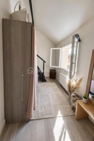 Emplacement stratégique, volumes généreux, aucun travaux à prévoir !

À seulement 5 minutes à pied de la gare des Coquetiers (T4) et 15 minutes à pied de la gare de Bondy (RER E), cette belle maison familiale de 171 m² habitables offre un cadre de vie idéal pour une famille recherchant espace, confort et accessibilité.

Vous bénéficierez également de la proximité immédiate des écoles, commerces et services du quotidien, tous accessibles en moins de 10 minutes.

Une maison entretenue et économe

Vous n'aurez qu'à poser vos valises !

Ravalement avec isolation thermique par l'extérieur réalisé en 2021
Chaudière remplacée en 2024
Excellente performance énergétique avec un DPE à la limite de la classe C
Aucun travaux à prévoir
Sous-sol total aux multiples possibilités

La maison est édifiée sur un sous-sol total comprenant :

Un vaste garage de près de 40 m² pouvant accueillir jusqu'à 3 véhicules
Une pièce de 21 m² facilement transformable en chambre, salle de sport, bureau ou espace loisirs
Une chaufferie
Plusieurs espaces de stockage
Un espace de vie lumineux et convivial

Accessible par un agréable balcon exposé plein sud, le premier étage dévoile une superbe pièce de vie traversante, baignée de lumière naturelle.

Vous y découvrirez un salon-séjour chaleureux ouvert sur une belle cuisine dinatoire moderne avec son espace bar, véritable cœur de la maison pour recevoir famille et amis.

Une salle de bains avec WC complète ce niveau.

Dans le prolongement de la pièce de vie, une agréable terrasse suspendue de 15 m² permet de profiter pleinement des beaux jours et offre un accès direct au jardin.

Un espace nuit confortable

Le deuxième étage accueille :

4 chambres spacieuses
Dont 2 chambres avec mezzanine
Une salle d'eau avec WC

Les dalles acoustiques installées au niveau du séjour participent à un excellent confort phonique pour toute la famille.

Un extérieur rare sur le secteur

Le jardin paysagé, exposé Est-Ouest, bénéficie d'un ensoleillement optimal tout au long de la journée.

Une allée piétonne traverse harmonieusement les extérieurs et dessert différents espaces aménagés pour déjeuner, se détendre ou recevoir, à l'ombre ou au soleil selon les heures de la journée.

En fond de parcelle, une dépendance viabilisée de 12 m² constitue un véritable atout. Elle pourra accueillir :

Un bureau indépendant pour le télétravail
Un atelier
Une chambre supplémentaire
Ou encore un projet locatif selon vos besoins
Un fort potentiel d'évolution

La maison dispose actuellement de 4 chambres, mais peut très facilement être configurée en 6 chambres sans travaux importants, ce qui en fait un bien particulièrement adapté aux familles nombreuses, aux professions libérales ou à un projet d'investissement.

Les points forts

✅ 171 m² habitables
 ✅ Situation privilégiée à proximité des gares T4 et RER E
 ✅ Aucun travaux à prévoir
 ✅ Isolation extérieure réalisée en 2021
 ✅ Chaudière neuve de 2024
 ✅ DPE performant (proche classe C)
 ✅ Garage 3 véhicules
 ✅ Sous-sol total
 ✅ Pièce de vie traversante et lumineuse
 ✅ Terrasse suspendue de 15 m²
 ✅ Jardin paysagé Est-Ouest
 ✅ Dépendance viabilisée de 12 m²
 ✅ 4 à 6 chambres possibles

Une maison clé en main, parfaitement entretenue, offrant de très beaux volumes, un extérieur soigné et un emplacement particulièrement recherché aux portes de Paris. Une opportunité rare sur le secteur de Bondy.


VISITE POSSIBLE 7 JOURS SUR 7 SUR RENDEZ VOUS AVEC VOTRE CONSEILLERE

Elle n'attend que Vous!