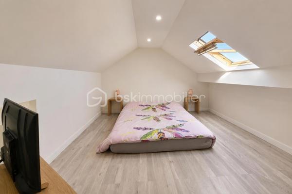 Emplacement stratégique, volumes généreux, aucun travaux à prévoir !

À seulement 5 minutes à pied de la gare des Coquetiers (T4) et 15 minutes à pied de la gare de Bondy (RER E), cette belle maison familiale de 171 m² habitables offre un cadre de vie idéal pour une famille recherchant espace, confort et accessibilité.

Vous bénéficierez également de la proximité immédiate des écoles, commerces et services du quotidien, tous accessibles en moins de 10 minutes.

Une maison entretenue et économe

Vous n'aurez qu'à poser vos valises !

Ravalement avec isolation thermique par l'extérieur réalisé en 2021
Chaudière remplacée en 2024
Excellente performance énergétique avec un DPE à la limite de la classe C
Aucun travaux à prévoir
Sous-sol total aux multiples possibilités

La maison est édifiée sur un sous-sol total comprenant :

Un vaste garage de près de 40 m² pouvant accueillir jusqu'à 3 véhicules
Une pièce de 21 m² facilement transformable en chambre, salle de sport, bureau ou espace loisirs
Une chaufferie
Plusieurs espaces de stockage
Un espace de vie lumineux et convivial

Accessible par un agréable balcon exposé plein sud, le premier étage dévoile une superbe pièce de vie traversante, baignée de lumière naturelle.

Vous y découvrirez un salon-séjour chaleureux ouvert sur une belle cuisine dinatoire moderne avec son espace bar, véritable cœur de la maison pour recevoir famille et amis.

Une salle de bains avec WC complète ce niveau.

Dans le prolongement de la pièce de vie, une agréable terrasse suspendue de 15 m² permet de profiter pleinement des beaux jours et offre un accès direct au jardin.

Un espace nuit confortable

Le deuxième étage accueille :

4 chambres spacieuses
Dont 2 chambres avec mezzanine
Une salle d'eau avec WC

Les dalles acoustiques installées au niveau du séjour participent à un excellent confort phonique pour toute la famille.

Un extérieur rare sur le secteur

Le jardin paysagé, exposé Est-Ouest, bénéficie d'un ensoleillement optimal tout au long de la journée.

Une allée piétonne traverse harmonieusement les extérieurs et dessert différents espaces aménagés pour déjeuner, se détendre ou recevoir, à l'ombre ou au soleil selon les heures de la journée.

En fond de parcelle, une dépendance viabilisée de 12 m² constitue un véritable atout. Elle pourra accueillir :

Un bureau indépendant pour le télétravail
Un atelier
Une chambre supplémentaire
Ou encore un projet locatif selon vos besoins
Un fort potentiel d'évolution

La maison dispose actuellement de 4 chambres, mais peut très facilement être configurée en 6 chambres sans travaux importants, ce qui en fait un bien particulièrement adapté aux familles nombreuses, aux professions libérales ou à un projet d'investissement.

Les points forts

✅ 171 m² habitables
 ✅ Situation privilégiée à proximité des gares T4 et RER E
 ✅ Aucun travaux à prévoir
 ✅ Isolation extérieure réalisée en 2021
 ✅ Chaudière neuve de 2024
 ✅ DPE performant (proche classe C)
 ✅ Garage 3 véhicules
 ✅ Sous-sol total
 ✅ Pièce de vie traversante et lumineuse
 ✅ Terrasse suspendue de 15 m²
 ✅ Jardin paysagé Est-Ouest
 ✅ Dépendance viabilisée de 12 m²
 ✅ 4 à 6 chambres possibles

Une maison clé en main, parfaitement entretenue, offrant de très beaux volumes, un extérieur soigné et un emplacement particulièrement recherché aux portes de Paris. Une opportunité rare sur le secteur de Bondy.


VISITE POSSIBLE 7 JOURS SUR 7 SUR RENDEZ VOUS AVEC VOTRE CONSEILLERE

Elle n'attend que Vous!