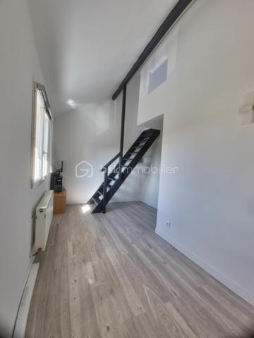 Emplacement stratégique, volumes généreux, aucun travaux à prévoir !

À seulement 5 minutes à pied de la gare des Coquetiers (T4) et 15 minutes à pied de la gare de Bondy (RER E), cette belle maison familiale de 171 m² habitables offre un cadre de vie idéal pour une famille recherchant espace, confort et accessibilité.

Vous bénéficierez également de la proximité immédiate des écoles, commerces et services du quotidien, tous accessibles en moins de 10 minutes.

Une maison entretenue et économe

Vous n'aurez qu'à poser vos valises !

Ravalement avec isolation thermique par l'extérieur réalisé en 2021
Chaudière remplacée en 2024
Excellente performance énergétique avec un DPE à la limite de la classe C
Aucun travaux à prévoir
Sous-sol total aux multiples possibilités

La maison est édifiée sur un sous-sol total comprenant :

Un vaste garage de près de 40 m² pouvant accueillir jusqu'à 3 véhicules
Une pièce de 21 m² facilement transformable en chambre, salle de sport, bureau ou espace loisirs
Une chaufferie
Plusieurs espaces de stockage
Un espace de vie lumineux et convivial

Accessible par un agréable balcon exposé plein sud, le premier étage dévoile une superbe pièce de vie traversante, baignée de lumière naturelle.

Vous y découvrirez un salon-séjour chaleureux ouvert sur une belle cuisine dinatoire moderne avec son espace bar, véritable cœur de la maison pour recevoir famille et amis.

Une salle de bains avec WC complète ce niveau.

Dans le prolongement de la pièce de vie, une agréable terrasse suspendue de 15 m² permet de profiter pleinement des beaux jours et offre un accès direct au jardin.

Un espace nuit confortable

Le deuxième étage accueille :

4 chambres spacieuses
Dont 2 chambres avec mezzanine
Une salle d'eau avec WC

Les dalles acoustiques installées au niveau du séjour participent à un excellent confort phonique pour toute la famille.

Un extérieur rare sur le secteur

Le jardin paysagé, exposé Est-Ouest, bénéficie d'un ensoleillement optimal tout au long de la journée.

Une allée piétonne traverse harmonieusement les extérieurs et dessert différents espaces aménagés pour déjeuner, se détendre ou recevoir, à l'ombre ou au soleil selon les heures de la journée.

En fond de parcelle, une dépendance viabilisée de 12 m² constitue un véritable atout. Elle pourra accueillir :

Un bureau indépendant pour le télétravail
Un atelier
Une chambre supplémentaire
Ou encore un projet locatif selon vos besoins
Un fort potentiel d'évolution

La maison dispose actuellement de 4 chambres, mais peut très facilement être configurée en 6 chambres sans travaux importants, ce qui en fait un bien particulièrement adapté aux familles nombreuses, aux professions libérales ou à un projet d'investissement.

Les points forts

✅ 171 m² habitables
 ✅ Situation privilégiée à proximité des gares T4 et RER E
 ✅ Aucun travaux à prévoir
 ✅ Isolation extérieure réalisée en 2021
 ✅ Chaudière neuve de 2024
 ✅ DPE performant (proche classe C)
 ✅ Garage 3 véhicules
 ✅ Sous-sol total
 ✅ Pièce de vie traversante et lumineuse
 ✅ Terrasse suspendue de 15 m²
 ✅ Jardin paysagé Est-Ouest
 ✅ Dépendance viabilisée de 12 m²
 ✅ 4 à 6 chambres possibles

Une maison clé en main, parfaitement entretenue, offrant de très beaux volumes, un extérieur soigné et un emplacement particulièrement recherché aux portes de Paris. Une opportunité rare sur le secteur de Bondy.


VISITE POSSIBLE 7 JOURS SUR 7 SUR RENDEZ VOUS AVEC VOTRE CONSEILLERE

Elle n'attend que Vous!