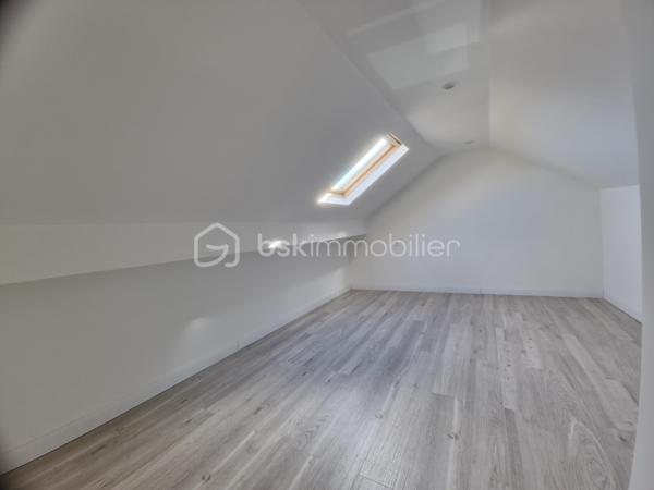 Emplacement stratégique, volumes généreux, aucun travaux à prévoir !

À seulement 5 minutes à pied de la gare des Coquetiers (T4) et 15 minutes à pied de la gare de Bondy (RER E), cette belle maison familiale de 171 m² habitables offre un cadre de vie idéal pour une famille recherchant espace, confort et accessibilité.

Vous bénéficierez également de la proximité immédiate des écoles, commerces et services du quotidien, tous accessibles en moins de 10 minutes.

Une maison entretenue et économe

Vous n'aurez qu'à poser vos valises !

Ravalement avec isolation thermique par l'extérieur réalisé en 2021
Chaudière remplacée en 2024
Excellente performance énergétique avec un DPE à la limite de la classe C
Aucun travaux à prévoir
Sous-sol total aux multiples possibilités

La maison est édifiée sur un sous-sol total comprenant :

Un vaste garage de près de 40 m² pouvant accueillir jusqu'à 3 véhicules
Une pièce de 21 m² facilement transformable en chambre, salle de sport, bureau ou espace loisirs
Une chaufferie
Plusieurs espaces de stockage
Un espace de vie lumineux et convivial

Accessible par un agréable balcon exposé plein sud, le premier étage dévoile une superbe pièce de vie traversante, baignée de lumière naturelle.

Vous y découvrirez un salon-séjour chaleureux ouvert sur une belle cuisine dinatoire moderne avec son espace bar, véritable cœur de la maison pour recevoir famille et amis.

Une salle de bains avec WC complète ce niveau.

Dans le prolongement de la pièce de vie, une agréable terrasse suspendue de 15 m² permet de profiter pleinement des beaux jours et offre un accès direct au jardin.

Un espace nuit confortable

Le deuxième étage accueille :

4 chambres spacieuses
Dont 2 chambres avec mezzanine
Une salle d'eau avec WC

Les dalles acoustiques installées au niveau du séjour participent à un excellent confort phonique pour toute la famille.

Un extérieur rare sur le secteur

Le jardin paysagé, exposé Est-Ouest, bénéficie d'un ensoleillement optimal tout au long de la journée.

Une allée piétonne traverse harmonieusement les extérieurs et dessert différents espaces aménagés pour déjeuner, se détendre ou recevoir, à l'ombre ou au soleil selon les heures de la journée.

En fond de parcelle, une dépendance viabilisée de 12 m² constitue un véritable atout. Elle pourra accueillir :

Un bureau indépendant pour le télétravail
Un atelier
Une chambre supplémentaire
Ou encore un projet locatif selon vos besoins
Un fort potentiel d'évolution

La maison dispose actuellement de 4 chambres, mais peut très facilement être configurée en 6 chambres sans travaux importants, ce qui en fait un bien particulièrement adapté aux familles nombreuses, aux professions libérales ou à un projet d'investissement.

Les points forts

✅ 171 m² habitables
 ✅ Situation privilégiée à proximité des gares T4 et RER E
 ✅ Aucun travaux à prévoir
 ✅ Isolation extérieure réalisée en 2021
 ✅ Chaudière neuve de 2024
 ✅ DPE performant (proche classe C)
 ✅ Garage 3 véhicules
 ✅ Sous-sol total
 ✅ Pièce de vie traversante et lumineuse
 ✅ Terrasse suspendue de 15 m²
 ✅ Jardin paysagé Est-Ouest
 ✅ Dépendance viabilisée de 12 m²
 ✅ 4 à 6 chambres possibles

Une maison clé en main, parfaitement entretenue, offrant de très beaux volumes, un extérieur soigné et un emplacement particulièrement recherché aux portes de Paris. Une opportunité rare sur le secteur de Bondy.


VISITE POSSIBLE 7 JOURS SUR 7 SUR RENDEZ VOUS AVEC VOTRE CONSEILLERE

Elle n'attend que Vous!