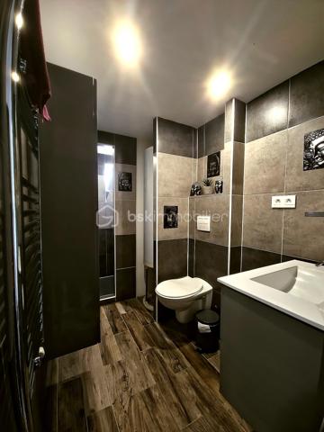 Emplacement stratégique, volumes généreux, aucun travaux à prévoir !

À seulement 5 minutes à pied de la gare des Coquetiers (T4) et 15 minutes à pied de la gare de Bondy (RER E), cette belle maison familiale de 171 m² habitables offre un cadre de vie idéal pour une famille recherchant espace, confort et accessibilité.

Vous bénéficierez également de la proximité immédiate des écoles, commerces et services du quotidien, tous accessibles en moins de 10 minutes.

Une maison entretenue et économe

Vous n'aurez qu'à poser vos valises !

Ravalement avec isolation thermique par l'extérieur réalisé en 2021
Chaudière remplacée en 2024
Excellente performance énergétique avec un DPE à la limite de la classe C
Aucun travaux à prévoir
Sous-sol total aux multiples possibilités

La maison est édifiée sur un sous-sol total comprenant :

Un vaste garage de près de 40 m² pouvant accueillir jusqu'à 3 véhicules
Une pièce de 21 m² facilement transformable en chambre, salle de sport, bureau ou espace loisirs
Une chaufferie
Plusieurs espaces de stockage
Un espace de vie lumineux et convivial

Accessible par un agréable balcon exposé plein sud, le premier étage dévoile une superbe pièce de vie traversante, baignée de lumière naturelle.

Vous y découvrirez un salon-séjour chaleureux ouvert sur une belle cuisine dinatoire moderne avec son espace bar, véritable cœur de la maison pour recevoir famille et amis.

Une salle de bains avec WC complète ce niveau.

Dans le prolongement de la pièce de vie, une agréable terrasse suspendue de 15 m² permet de profiter pleinement des beaux jours et offre un accès direct au jardin.

Un espace nuit confortable

Le deuxième étage accueille :

4 chambres spacieuses
Dont 2 chambres avec mezzanine
Une salle d'eau avec WC

Les dalles acoustiques installées au niveau du séjour participent à un excellent confort phonique pour toute la famille.

Un extérieur rare sur le secteur

Le jardin paysagé, exposé Est-Ouest, bénéficie d'un ensoleillement optimal tout au long de la journée.

Une allée piétonne traverse harmonieusement les extérieurs et dessert différents espaces aménagés pour déjeuner, se détendre ou recevoir, à l'ombre ou au soleil selon les heures de la journée.

En fond de parcelle, une dépendance viabilisée de 12 m² constitue un véritable atout. Elle pourra accueillir :

Un bureau indépendant pour le télétravail
Un atelier
Une chambre supplémentaire
Ou encore un projet locatif selon vos besoins
Un fort potentiel d'évolution

La maison dispose actuellement de 4 chambres, mais peut très facilement être configurée en 6 chambres sans travaux importants, ce qui en fait un bien particulièrement adapté aux familles nombreuses, aux professions libérales ou à un projet d'investissement.

Les points forts

✅ 171 m² habitables
 ✅ Situation privilégiée à proximité des gares T4 et RER E
 ✅ Aucun travaux à prévoir
 ✅ Isolation extérieure réalisée en 2021
 ✅ Chaudière neuve de 2024
 ✅ DPE performant (proche classe C)
 ✅ Garage 3 véhicules
 ✅ Sous-sol total
 ✅ Pièce de vie traversante et lumineuse
 ✅ Terrasse suspendue de 15 m²
 ✅ Jardin paysagé Est-Ouest
 ✅ Dépendance viabilisée de 12 m²
 ✅ 4 à 6 chambres possibles

Une maison clé en main, parfaitement entretenue, offrant de très beaux volumes, un extérieur soigné et un emplacement particulièrement recherché aux portes de Paris. Une opportunité rare sur le secteur de Bondy.


VISITE POSSIBLE 7 JOURS SUR 7 SUR RENDEZ VOUS AVEC VOTRE CONSEILLERE

Elle n'attend que Vous!