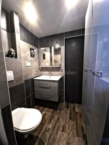 Emplacement stratégique, volumes généreux, aucun travaux à prévoir !

À seulement 5 minutes à pied de la gare des Coquetiers (T4) et 15 minutes à pied de la gare de Bondy (RER E), cette belle maison familiale de 171 m² habitables offre un cadre de vie idéal pour une famille recherchant espace, confort et accessibilité.

Vous bénéficierez également de la proximité immédiate des écoles, commerces et services du quotidien, tous accessibles en moins de 10 minutes.

Une maison entretenue et économe

Vous n'aurez qu'à poser vos valises !

Ravalement avec isolation thermique par l'extérieur réalisé en 2021
Chaudière remplacée en 2024
Excellente performance énergétique avec un DPE à la limite de la classe C
Aucun travaux à prévoir
Sous-sol total aux multiples possibilités

La maison est édifiée sur un sous-sol total comprenant :

Un vaste garage de près de 40 m² pouvant accueillir jusqu'à 3 véhicules
Une pièce de 21 m² facilement transformable en chambre, salle de sport, bureau ou espace loisirs
Une chaufferie
Plusieurs espaces de stockage
Un espace de vie lumineux et convivial

Accessible par un agréable balcon exposé plein sud, le premier étage dévoile une superbe pièce de vie traversante, baignée de lumière naturelle.

Vous y découvrirez un salon-séjour chaleureux ouvert sur une belle cuisine dinatoire moderne avec son espace bar, véritable cœur de la maison pour recevoir famille et amis.

Une salle de bains avec WC complète ce niveau.

Dans le prolongement de la pièce de vie, une agréable terrasse suspendue de 15 m² permet de profiter pleinement des beaux jours et offre un accès direct au jardin.

Un espace nuit confortable

Le deuxième étage accueille :

4 chambres spacieuses
Dont 2 chambres avec mezzanine
Une salle d'eau avec WC

Les dalles acoustiques installées au niveau du séjour participent à un excellent confort phonique pour toute la famille.

Un extérieur rare sur le secteur

Le jardin paysagé, exposé Est-Ouest, bénéficie d'un ensoleillement optimal tout au long de la journée.

Une allée piétonne traverse harmonieusement les extérieurs et dessert différents espaces aménagés pour déjeuner, se détendre ou recevoir, à l'ombre ou au soleil selon les heures de la journée.

En fond de parcelle, une dépendance viabilisée de 12 m² constitue un véritable atout. Elle pourra accueillir :

Un bureau indépendant pour le télétravail
Un atelier
Une chambre supplémentaire
Ou encore un projet locatif selon vos besoins
Un fort potentiel d'évolution

La maison dispose actuellement de 4 chambres, mais peut très facilement être configurée en 6 chambres sans travaux importants, ce qui en fait un bien particulièrement adapté aux familles nombreuses, aux professions libérales ou à un projet d'investissement.

Les points forts

✅ 171 m² habitables
 ✅ Situation privilégiée à proximité des gares T4 et RER E
 ✅ Aucun travaux à prévoir
 ✅ Isolation extérieure réalisée en 2021
 ✅ Chaudière neuve de 2024
 ✅ DPE performant (proche classe C)
 ✅ Garage 3 véhicules
 ✅ Sous-sol total
 ✅ Pièce de vie traversante et lumineuse
 ✅ Terrasse suspendue de 15 m²
 ✅ Jardin paysagé Est-Ouest
 ✅ Dépendance viabilisée de 12 m²
 ✅ 4 à 6 chambres possibles

Une maison clé en main, parfaitement entretenue, offrant de très beaux volumes, un extérieur soigné et un emplacement particulièrement recherché aux portes de Paris. Une opportunité rare sur le secteur de Bondy.


VISITE POSSIBLE 7 JOURS SUR 7 SUR RENDEZ VOUS AVEC VOTRE CONSEILLERE

Elle n'attend que Vous!
