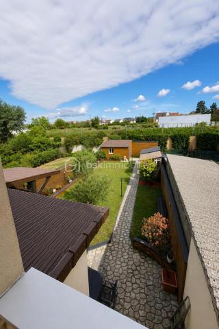 Emplacement stratégique, volumes généreux, aucun travaux à prévoir !

À seulement 5 minutes à pied de la gare des Coquetiers (T4) et 15 minutes à pied de la gare de Bondy (RER E), cette belle maison familiale de 171 m² habitables offre un cadre de vie idéal pour une famille recherchant espace, confort et accessibilité.

Vous bénéficierez également de la proximité immédiate des écoles, commerces et services du quotidien, tous accessibles en moins de 10 minutes.

Une maison entretenue et économe

Vous n'aurez qu'à poser vos valises !

Ravalement avec isolation thermique par l'extérieur réalisé en 2021
Chaudière remplacée en 2024
Excellente performance énergétique avec un DPE à la limite de la classe C
Aucun travaux à prévoir
Sous-sol total aux multiples possibilités

La maison est édifiée sur un sous-sol total comprenant :

Un vaste garage de près de 40 m² pouvant accueillir jusqu'à 3 véhicules
Une pièce de 21 m² facilement transformable en chambre, salle de sport, bureau ou espace loisirs
Une chaufferie
Plusieurs espaces de stockage
Un espace de vie lumineux et convivial

Accessible par un agréable balcon exposé plein sud, le premier étage dévoile une superbe pièce de vie traversante, baignée de lumière naturelle.

Vous y découvrirez un salon-séjour chaleureux ouvert sur une belle cuisine dinatoire moderne avec son espace bar, véritable cœur de la maison pour recevoir famille et amis.

Une salle de bains avec WC complète ce niveau.

Dans le prolongement de la pièce de vie, une agréable terrasse suspendue de 15 m² permet de profiter pleinement des beaux jours et offre un accès direct au jardin.

Un espace nuit confortable

Le deuxième étage accueille :

4 chambres spacieuses
Dont 2 chambres avec mezzanine
Une salle d'eau avec WC

Les dalles acoustiques installées au niveau du séjour participent à un excellent confort phonique pour toute la famille.

Un extérieur rare sur le secteur

Le jardin paysagé, exposé Est-Ouest, bénéficie d'un ensoleillement optimal tout au long de la journée.

Une allée piétonne traverse harmonieusement les extérieurs et dessert différents espaces aménagés pour déjeuner, se détendre ou recevoir, à l'ombre ou au soleil selon les heures de la journée.

En fond de parcelle, une dépendance viabilisée de 12 m² constitue un véritable atout. Elle pourra accueillir :

Un bureau indépendant pour le télétravail
Un atelier
Une chambre supplémentaire
Ou encore un projet locatif selon vos besoins
Un fort potentiel d'évolution

La maison dispose actuellement de 4 chambres, mais peut très facilement être configurée en 6 chambres sans travaux importants, ce qui en fait un bien particulièrement adapté aux familles nombreuses, aux professions libérales ou à un projet d'investissement.

Les points forts

✅ 171 m² habitables
 ✅ Situation privilégiée à proximité des gares T4 et RER E
 ✅ Aucun travaux à prévoir
 ✅ Isolation extérieure réalisée en 2021
 ✅ Chaudière neuve de 2024
 ✅ DPE performant (proche classe C)
 ✅ Garage 3 véhicules
 ✅ Sous-sol total
 ✅ Pièce de vie traversante et lumineuse
 ✅ Terrasse suspendue de 15 m²
 ✅ Jardin paysagé Est-Ouest
 ✅ Dépendance viabilisée de 12 m²
 ✅ 4 à 6 chambres possibles

Une maison clé en main, parfaitement entretenue, offrant de très beaux volumes, un extérieur soigné et un emplacement particulièrement recherché aux portes de Paris. Une opportunité rare sur le secteur de Bondy.


VISITE POSSIBLE 7 JOURS SUR 7 SUR RENDEZ VOUS AVEC VOTRE CONSEILLERE

Elle n'attend que Vous!