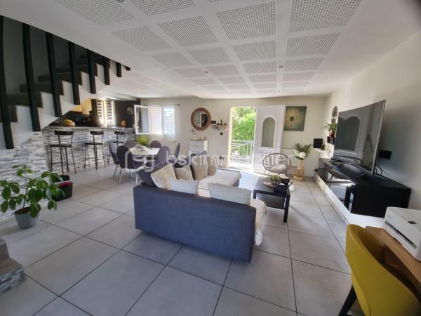 Emplacement stratégique, volumes généreux, aucun travaux à prévoir !

À seulement 5 minutes à pied de la gare des Coquetiers (T4) et 15 minutes à pied de la gare de Bondy (RER E), cette belle maison familiale de 171 m² habitables offre un cadre de vie idéal pour une famille recherchant espace, confort et accessibilité.

Vous bénéficierez également de la proximité immédiate des écoles, commerces et services du quotidien, tous accessibles en moins de 10 minutes.

Une maison entretenue et économe

Vous n'aurez qu'à poser vos valises !

Ravalement avec isolation thermique par l'extérieur réalisé en 2021
Chaudière remplacée en 2024
Excellente performance énergétique avec un DPE à la limite de la classe C
Aucun travaux à prévoir
Sous-sol total aux multiples possibilités

La maison est édifiée sur un sous-sol total comprenant :

Un vaste garage de près de 40 m² pouvant accueillir jusqu'à 3 véhicules
Une pièce de 21 m² facilement transformable en chambre, salle de sport, bureau ou espace loisirs
Une chaufferie
Plusieurs espaces de stockage
Un espace de vie lumineux et convivial

Accessible par un agréable balcon exposé plein sud, le premier étage dévoile une superbe pièce de vie traversante, baignée de lumière naturelle.

Vous y découvrirez un salon-séjour chaleureux ouvert sur une belle cuisine dinatoire moderne avec son espace bar, véritable cœur de la maison pour recevoir famille et amis.

Une salle de bains avec WC complète ce niveau.

Dans le prolongement de la pièce de vie, une agréable terrasse suspendue de 15 m² permet de profiter pleinement des beaux jours et offre un accès direct au jardin.

Un espace nuit confortable

Le deuxième étage accueille :

4 chambres spacieuses
Dont 2 chambres avec mezzanine
Une salle d'eau avec WC

Les dalles acoustiques installées au niveau du séjour participent à un excellent confort phonique pour toute la famille.

Un extérieur rare sur le secteur

Le jardin paysagé, exposé Est-Ouest, bénéficie d'un ensoleillement optimal tout au long de la journée.

Une allée piétonne traverse harmonieusement les extérieurs et dessert différents espaces aménagés pour déjeuner, se détendre ou recevoir, à l'ombre ou au soleil selon les heures de la journée.

En fond de parcelle, une dépendance viabilisée de 12 m² constitue un véritable atout. Elle pourra accueillir :

Un bureau indépendant pour le télétravail
Un atelier
Une chambre supplémentaire
Ou encore un projet locatif selon vos besoins
Un fort potentiel d'évolution

La maison dispose actuellement de 4 chambres, mais peut très facilement être configurée en 6 chambres sans travaux importants, ce qui en fait un bien particulièrement adapté aux familles nombreuses, aux professions libérales ou à un projet d'investissement.

Les points forts

✅ 171 m² habitables
 ✅ Situation privilégiée à proximité des gares T4 et RER E
 ✅ Aucun travaux à prévoir
 ✅ Isolation extérieure réalisée en 2021
 ✅ Chaudière neuve de 2024
 ✅ DPE performant (proche classe C)
 ✅ Garage 3 véhicules
 ✅ Sous-sol total
 ✅ Pièce de vie traversante et lumineuse
 ✅ Terrasse suspendue de 15 m²
 ✅ Jardin paysagé Est-Ouest
 ✅ Dépendance viabilisée de 12 m²
 ✅ 4 à 6 chambres possibles

Une maison clé en main, parfaitement entretenue, offrant de très beaux volumes, un extérieur soigné et un emplacement particulièrement recherché aux portes de Paris. Une opportunité rare sur le secteur de Bondy.


VISITE POSSIBLE 7 JOURS SUR 7 SUR RENDEZ VOUS AVEC VOTRE CONSEILLERE

Elle n'attend que Vous!
