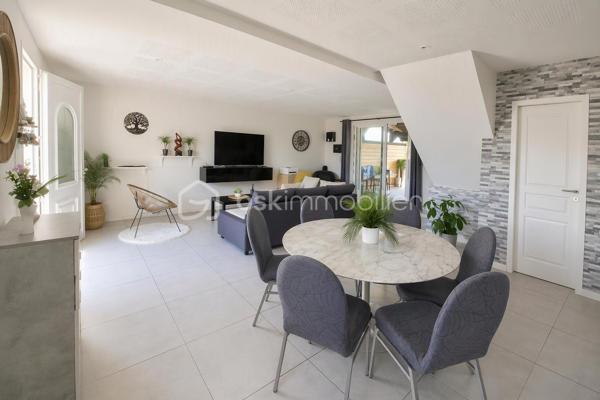Emplacement stratégique, volumes généreux, aucun travaux à prévoir !

À seulement 5 minutes à pied de la gare des Coquetiers (T4) et 15 minutes à pied de la gare de Bondy (RER E), cette belle maison familiale de 171 m² habitables offre un cadre de vie idéal pour une famille recherchant espace, confort et accessibilité.

Vous bénéficierez également de la proximité immédiate des écoles, commerces et services du quotidien, tous accessibles en moins de 10 minutes.

Une maison entretenue et économe

Vous n'aurez qu'à poser vos valises !

Ravalement avec isolation thermique par l'extérieur réalisé en 2021
Chaudière remplacée en 2024
Excellente performance énergétique avec un DPE à la limite de la classe C
Aucun travaux à prévoir
Sous-sol total aux multiples possibilités

La maison est édifiée sur un sous-sol total comprenant :

Un vaste garage de près de 40 m² pouvant accueillir jusqu'à 3 véhicules
Une pièce de 21 m² facilement transformable en chambre, salle de sport, bureau ou espace loisirs
Une chaufferie
Plusieurs espaces de stockage
Un espace de vie lumineux et convivial

Accessible par un agréable balcon exposé plein sud, le premier étage dévoile une superbe pièce de vie traversante, baignée de lumière naturelle.

Vous y découvrirez un salon-séjour chaleureux ouvert sur une belle cuisine dinatoire moderne avec son espace bar, véritable cœur de la maison pour recevoir famille et amis.

Une salle de bains avec WC complète ce niveau.

Dans le prolongement de la pièce de vie, une agréable terrasse suspendue de 15 m² permet de profiter pleinement des beaux jours et offre un accès direct au jardin.

Un espace nuit confortable

Le deuxième étage accueille :

4 chambres spacieuses
Dont 2 chambres avec mezzanine
Une salle d'eau avec WC

Les dalles acoustiques installées au niveau du séjour participent à un excellent confort phonique pour toute la famille.

Un extérieur rare sur le secteur

Le jardin paysagé, exposé Est-Ouest, bénéficie d'un ensoleillement optimal tout au long de la journée.

Une allée piétonne traverse harmonieusement les extérieurs et dessert différents espaces aménagés pour déjeuner, se détendre ou recevoir, à l'ombre ou au soleil selon les heures de la journée.

En fond de parcelle, une dépendance viabilisée de 12 m² constitue un véritable atout. Elle pourra accueillir :

Un bureau indépendant pour le télétravail
Un atelier
Une chambre supplémentaire
Ou encore un projet locatif selon vos besoins
Un fort potentiel d'évolution

La maison dispose actuellement de 4 chambres, mais peut très facilement être configurée en 6 chambres sans travaux importants, ce qui en fait un bien particulièrement adapté aux familles nombreuses, aux professions libérales ou à un projet d'investissement.

Les points forts

✅ 171 m² habitables
 ✅ Situation privilégiée à proximité des gares T4 et RER E
 ✅ Aucun travaux à prévoir
 ✅ Isolation extérieure réalisée en 2021
 ✅ Chaudière neuve de 2024
 ✅ DPE performant (proche classe C)
 ✅ Garage 3 véhicules
 ✅ Sous-sol total
 ✅ Pièce de vie traversante et lumineuse
 ✅ Terrasse suspendue de 15 m²
 ✅ Jardin paysagé Est-Ouest
 ✅ Dépendance viabilisée de 12 m²
 ✅ 4 à 6 chambres possibles

Une maison clé en main, parfaitement entretenue, offrant de très beaux volumes, un extérieur soigné et un emplacement particulièrement recherché aux portes de Paris. Une opportunité rare sur le secteur de Bondy.


VISITE POSSIBLE 7 JOURS SUR 7 SUR RENDEZ VOUS AVEC VOTRE CONSEILLERE

Elle n'attend que Vous!