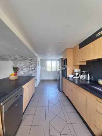 Emplacement stratégique, volumes généreux, aucun travaux à prévoir !

À seulement 5 minutes à pied de la gare des Coquetiers (T4) et 15 minutes à pied de la gare de Bondy (RER E), cette belle maison familiale de 171 m² habitables offre un cadre de vie idéal pour une famille recherchant espace, confort et accessibilité.

Vous bénéficierez également de la proximité immédiate des écoles, commerces et services du quotidien, tous accessibles en moins de 10 minutes.

Une maison entretenue et économe

Vous n'aurez qu'à poser vos valises !

Ravalement avec isolation thermique par l'extérieur réalisé en 2021
Chaudière remplacée en 2024
Excellente performance énergétique avec un DPE à la limite de la classe C
Aucun travaux à prévoir
Sous-sol total aux multiples possibilités

La maison est édifiée sur un sous-sol total comprenant :

Un vaste garage de près de 40 m² pouvant accueillir jusqu'à 3 véhicules
Une pièce de 21 m² facilement transformable en chambre, salle de sport, bureau ou espace loisirs
Une chaufferie
Plusieurs espaces de stockage
Un espace de vie lumineux et convivial

Accessible par un agréable balcon exposé plein sud, le premier étage dévoile une superbe pièce de vie traversante, baignée de lumière naturelle.

Vous y découvrirez un salon-séjour chaleureux ouvert sur une belle cuisine dinatoire moderne avec son espace bar, véritable cœur de la maison pour recevoir famille et amis.

Une salle de bains avec WC complète ce niveau.

Dans le prolongement de la pièce de vie, une agréable terrasse suspendue de 15 m² permet de profiter pleinement des beaux jours et offre un accès direct au jardin.

Un espace nuit confortable

Le deuxième étage accueille :

4 chambres spacieuses
Dont 2 chambres avec mezzanine
Une salle d'eau avec WC

Les dalles acoustiques installées au niveau du séjour participent à un excellent confort phonique pour toute la famille.

Un extérieur rare sur le secteur

Le jardin paysagé, exposé Est-Ouest, bénéficie d'un ensoleillement optimal tout au long de la journée.

Une allée piétonne traverse harmonieusement les extérieurs et dessert différents espaces aménagés pour déjeuner, se détendre ou recevoir, à l'ombre ou au soleil selon les heures de la journée.

En fond de parcelle, une dépendance viabilisée de 12 m² constitue un véritable atout. Elle pourra accueillir :

Un bureau indépendant pour le télétravail
Un atelier
Une chambre supplémentaire
Ou encore un projet locatif selon vos besoins
Un fort potentiel d'évolution

La maison dispose actuellement de 4 chambres, mais peut très facilement être configurée en 6 chambres sans travaux importants, ce qui en fait un bien particulièrement adapté aux familles nombreuses, aux professions libérales ou à un projet d'investissement.

Les points forts

✅ 171 m² habitables
 ✅ Situation privilégiée à proximité des gares T4 et RER E
 ✅ Aucun travaux à prévoir
 ✅ Isolation extérieure réalisée en 2021
 ✅ Chaudière neuve de 2024
 ✅ DPE performant (proche classe C)
 ✅ Garage 3 véhicules
 ✅ Sous-sol total
 ✅ Pièce de vie traversante et lumineuse
 ✅ Terrasse suspendue de 15 m²
 ✅ Jardin paysagé Est-Ouest
 ✅ Dépendance viabilisée de 12 m²
 ✅ 4 à 6 chambres possibles

Une maison clé en main, parfaitement entretenue, offrant de très beaux volumes, un extérieur soigné et un emplacement particulièrement recherché aux portes de Paris. Une opportunité rare sur le secteur de Bondy.


VISITE POSSIBLE 7 JOURS SUR 7 SUR RENDEZ VOUS AVEC VOTRE CONSEILLERE

Elle n'attend que Vous!