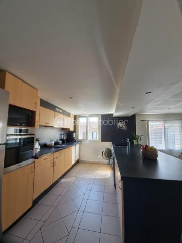 Emplacement stratégique, volumes généreux, aucun travaux à prévoir !

À seulement 5 minutes à pied de la gare des Coquetiers (T4) et 15 minutes à pied de la gare de Bondy (RER E), cette belle maison familiale de 171 m² habitables offre un cadre de vie idéal pour une famille recherchant espace, confort et accessibilité.

Vous bénéficierez également de la proximité immédiate des écoles, commerces et services du quotidien, tous accessibles en moins de 10 minutes.

Une maison entretenue et économe

Vous n'aurez qu'à poser vos valises !

Ravalement avec isolation thermique par l'extérieur réalisé en 2021
Chaudière remplacée en 2024
Excellente performance énergétique avec un DPE à la limite de la classe C
Aucun travaux à prévoir
Sous-sol total aux multiples possibilités

La maison est édifiée sur un sous-sol total comprenant :

Un vaste garage de près de 40 m² pouvant accueillir jusqu'à 3 véhicules
Une pièce de 21 m² facilement transformable en chambre, salle de sport, bureau ou espace loisirs
Une chaufferie
Plusieurs espaces de stockage
Un espace de vie lumineux et convivial

Accessible par un agréable balcon exposé plein sud, le premier étage dévoile une superbe pièce de vie traversante, baignée de lumière naturelle.

Vous y découvrirez un salon-séjour chaleureux ouvert sur une belle cuisine dinatoire moderne avec son espace bar, véritable cœur de la maison pour recevoir famille et amis.

Une salle de bains avec WC complète ce niveau.

Dans le prolongement de la pièce de vie, une agréable terrasse suspendue de 15 m² permet de profiter pleinement des beaux jours et offre un accès direct au jardin.

Un espace nuit confortable

Le deuxième étage accueille :

4 chambres spacieuses
Dont 2 chambres avec mezzanine
Une salle d'eau avec WC

Les dalles acoustiques installées au niveau du séjour participent à un excellent confort phonique pour toute la famille.

Un extérieur rare sur le secteur

Le jardin paysagé, exposé Est-Ouest, bénéficie d'un ensoleillement optimal tout au long de la journée.

Une allée piétonne traverse harmonieusement les extérieurs et dessert différents espaces aménagés pour déjeuner, se détendre ou recevoir, à l'ombre ou au soleil selon les heures de la journée.

En fond de parcelle, une dépendance viabilisée de 12 m² constitue un véritable atout. Elle pourra accueillir :

Un bureau indépendant pour le télétravail
Un atelier
Une chambre supplémentaire
Ou encore un projet locatif selon vos besoins
Un fort potentiel d'évolution

La maison dispose actuellement de 4 chambres, mais peut très facilement être configurée en 6 chambres sans travaux importants, ce qui en fait un bien particulièrement adapté aux familles nombreuses, aux professions libérales ou à un projet d'investissement.

Les points forts

✅ 171 m² habitables
 ✅ Situation privilégiée à proximité des gares T4 et RER E
 ✅ Aucun travaux à prévoir
 ✅ Isolation extérieure réalisée en 2021
 ✅ Chaudière neuve de 2024
 ✅ DPE performant (proche classe C)
 ✅ Garage 3 véhicules
 ✅ Sous-sol total
 ✅ Pièce de vie traversante et lumineuse
 ✅ Terrasse suspendue de 15 m²
 ✅ Jardin paysagé Est-Ouest
 ✅ Dépendance viabilisée de 12 m²
 ✅ 4 à 6 chambres possibles

Une maison clé en main, parfaitement entretenue, offrant de très beaux volumes, un extérieur soigné et un emplacement particulièrement recherché aux portes de Paris. Une opportunité rare sur le secteur de Bondy.


VISITE POSSIBLE 7 JOURS SUR 7 SUR RENDEZ VOUS AVEC VOTRE CONSEILLERE

Elle n'attend que Vous!