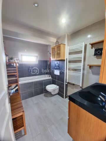 Emplacement stratégique, volumes généreux, aucun travaux à prévoir !

À seulement 5 minutes à pied de la gare des Coquetiers (T4) et 15 minutes à pied de la gare de Bondy (RER E), cette belle maison familiale de 171 m² habitables offre un cadre de vie idéal pour une famille recherchant espace, confort et accessibilité.

Vous bénéficierez également de la proximité immédiate des écoles, commerces et services du quotidien, tous accessibles en moins de 10 minutes.

Une maison entretenue et économe

Vous n'aurez qu'à poser vos valises !

Ravalement avec isolation thermique par l'extérieur réalisé en 2021
Chaudière remplacée en 2024
Excellente performance énergétique avec un DPE à la limite de la classe C
Aucun travaux à prévoir
Sous-sol total aux multiples possibilités

La maison est édifiée sur un sous-sol total comprenant :

Un vaste garage de près de 40 m² pouvant accueillir jusqu'à 3 véhicules
Une pièce de 21 m² facilement transformable en chambre, salle de sport, bureau ou espace loisirs
Une chaufferie
Plusieurs espaces de stockage
Un espace de vie lumineux et convivial

Accessible par un agréable balcon exposé plein sud, le premier étage dévoile une superbe pièce de vie traversante, baignée de lumière naturelle.

Vous y découvrirez un salon-séjour chaleureux ouvert sur une belle cuisine dinatoire moderne avec son espace bar, véritable cœur de la maison pour recevoir famille et amis.

Une salle de bains avec WC complète ce niveau.

Dans le prolongement de la pièce de vie, une agréable terrasse suspendue de 15 m² permet de profiter pleinement des beaux jours et offre un accès direct au jardin.

Un espace nuit confortable

Le deuxième étage accueille :

4 chambres spacieuses
Dont 2 chambres avec mezzanine
Une salle d'eau avec WC

Les dalles acoustiques installées au niveau du séjour participent à un excellent confort phonique pour toute la famille.

Un extérieur rare sur le secteur

Le jardin paysagé, exposé Est-Ouest, bénéficie d'un ensoleillement optimal tout au long de la journée.

Une allée piétonne traverse harmonieusement les extérieurs et dessert différents espaces aménagés pour déjeuner, se détendre ou recevoir, à l'ombre ou au soleil selon les heures de la journée.

En fond de parcelle, une dépendance viabilisée de 12 m² constitue un véritable atout. Elle pourra accueillir :

Un bureau indépendant pour le télétravail
Un atelier
Une chambre supplémentaire
Ou encore un projet locatif selon vos besoins
Un fort potentiel d'évolution

La maison dispose actuellement de 4 chambres, mais peut très facilement être configurée en 6 chambres sans travaux importants, ce qui en fait un bien particulièrement adapté aux familles nombreuses, aux professions libérales ou à un projet d'investissement.

Les points forts

✅ 171 m² habitables
 ✅ Situation privilégiée à proximité des gares T4 et RER E
 ✅ Aucun travaux à prévoir
 ✅ Isolation extérieure réalisée en 2021
 ✅ Chaudière neuve de 2024
 ✅ DPE performant (proche classe C)
 ✅ Garage 3 véhicules
 ✅ Sous-sol total
 ✅ Pièce de vie traversante et lumineuse
 ✅ Terrasse suspendue de 15 m²
 ✅ Jardin paysagé Est-Ouest
 ✅ Dépendance viabilisée de 12 m²
 ✅ 4 à 6 chambres possibles

Une maison clé en main, parfaitement entretenue, offrant de très beaux volumes, un extérieur soigné et un emplacement particulièrement recherché aux portes de Paris. Une opportunité rare sur le secteur de Bondy.


VISITE POSSIBLE 7 JOURS SUR 7 SUR RENDEZ VOUS AVEC VOTRE CONSEILLERE

Elle n'attend que Vous!
