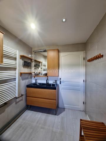 Emplacement stratégique, volumes généreux, aucun travaux à prévoir !

À seulement 5 minutes à pied de la gare des Coquetiers (T4) et 15 minutes à pied de la gare de Bondy (RER E), cette belle maison familiale de 171 m² habitables offre un cadre de vie idéal pour une famille recherchant espace, confort et accessibilité.

Vous bénéficierez également de la proximité immédiate des écoles, commerces et services du quotidien, tous accessibles en moins de 10 minutes.

Une maison entretenue et économe

Vous n'aurez qu'à poser vos valises !

Ravalement avec isolation thermique par l'extérieur réalisé en 2021
Chaudière remplacée en 2024
Excellente performance énergétique avec un DPE à la limite de la classe C
Aucun travaux à prévoir
Sous-sol total aux multiples possibilités

La maison est édifiée sur un sous-sol total comprenant :

Un vaste garage de près de 40 m² pouvant accueillir jusqu'à 3 véhicules
Une pièce de 21 m² facilement transformable en chambre, salle de sport, bureau ou espace loisirs
Une chaufferie
Plusieurs espaces de stockage
Un espace de vie lumineux et convivial

Accessible par un agréable balcon exposé plein sud, le premier étage dévoile une superbe pièce de vie traversante, baignée de lumière naturelle.

Vous y découvrirez un salon-séjour chaleureux ouvert sur une belle cuisine dinatoire moderne avec son espace bar, véritable cœur de la maison pour recevoir famille et amis.

Une salle de bains avec WC complète ce niveau.

Dans le prolongement de la pièce de vie, une agréable terrasse suspendue de 15 m² permet de profiter pleinement des beaux jours et offre un accès direct au jardin.

Un espace nuit confortable

Le deuxième étage accueille :

4 chambres spacieuses
Dont 2 chambres avec mezzanine
Une salle d'eau avec WC

Les dalles acoustiques installées au niveau du séjour participent à un excellent confort phonique pour toute la famille.

Un extérieur rare sur le secteur

Le jardin paysagé, exposé Est-Ouest, bénéficie d'un ensoleillement optimal tout au long de la journée.

Une allée piétonne traverse harmonieusement les extérieurs et dessert différents espaces aménagés pour déjeuner, se détendre ou recevoir, à l'ombre ou au soleil selon les heures de la journée.

En fond de parcelle, une dépendance viabilisée de 12 m² constitue un véritable atout. Elle pourra accueillir :

Un bureau indépendant pour le télétravail
Un atelier
Une chambre supplémentaire
Ou encore un projet locatif selon vos besoins
Un fort potentiel d'évolution

La maison dispose actuellement de 4 chambres, mais peut très facilement être configurée en 6 chambres sans travaux importants, ce qui en fait un bien particulièrement adapté aux familles nombreuses, aux professions libérales ou à un projet d'investissement.

Les points forts

✅ 171 m² habitables
 ✅ Situation privilégiée à proximité des gares T4 et RER E
 ✅ Aucun travaux à prévoir
 ✅ Isolation extérieure réalisée en 2021
 ✅ Chaudière neuve de 2024
 ✅ DPE performant (proche classe C)
 ✅ Garage 3 véhicules
 ✅ Sous-sol total
 ✅ Pièce de vie traversante et lumineuse
 ✅ Terrasse suspendue de 15 m²
 ✅ Jardin paysagé Est-Ouest
 ✅ Dépendance viabilisée de 12 m²
 ✅ 4 à 6 chambres possibles

Une maison clé en main, parfaitement entretenue, offrant de très beaux volumes, un extérieur soigné et un emplacement particulièrement recherché aux portes de Paris. Une opportunité rare sur le secteur de Bondy.


VISITE POSSIBLE 7 JOURS SUR 7 SUR RENDEZ VOUS AVEC VOTRE CONSEILLERE

Elle n'attend que Vous!