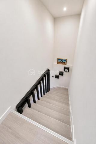 Emplacement stratégique, volumes généreux, aucun travaux à prévoir !

À seulement 5 minutes à pied de la gare des Coquetiers (T4) et 15 minutes à pied de la gare de Bondy (RER E), cette belle maison familiale de 171 m² habitables offre un cadre de vie idéal pour une famille recherchant espace, confort et accessibilité.

Vous bénéficierez également de la proximité immédiate des écoles, commerces et services du quotidien, tous accessibles en moins de 10 minutes.

Une maison entretenue et économe

Vous n'aurez qu'à poser vos valises !

Ravalement avec isolation thermique par l'extérieur réalisé en 2021
Chaudière remplacée en 2024
Excellente performance énergétique avec un DPE à la limite de la classe C
Aucun travaux à prévoir
Sous-sol total aux multiples possibilités

La maison est édifiée sur un sous-sol total comprenant :

Un vaste garage de près de 40 m² pouvant accueillir jusqu'à 3 véhicules
Une pièce de 21 m² facilement transformable en chambre, salle de sport, bureau ou espace loisirs
Une chaufferie
Plusieurs espaces de stockage
Un espace de vie lumineux et convivial

Accessible par un agréable balcon exposé plein sud, le premier étage dévoile une superbe pièce de vie traversante, baignée de lumière naturelle.

Vous y découvrirez un salon-séjour chaleureux ouvert sur une belle cuisine dinatoire moderne avec son espace bar, véritable cœur de la maison pour recevoir famille et amis.

Une salle de bains avec WC complète ce niveau.

Dans le prolongement de la pièce de vie, une agréable terrasse suspendue de 15 m² permet de profiter pleinement des beaux jours et offre un accès direct au jardin.

Un espace nuit confortable

Le deuxième étage accueille :

4 chambres spacieuses
Dont 2 chambres avec mezzanine
Une salle d'eau avec WC

Les dalles acoustiques installées au niveau du séjour participent à un excellent confort phonique pour toute la famille.

Un extérieur rare sur le secteur

Le jardin paysagé, exposé Est-Ouest, bénéficie d'un ensoleillement optimal tout au long de la journée.

Une allée piétonne traverse harmonieusement les extérieurs et dessert différents espaces aménagés pour déjeuner, se détendre ou recevoir, à l'ombre ou au soleil selon les heures de la journée.

En fond de parcelle, une dépendance viabilisée de 12 m² constitue un véritable atout. Elle pourra accueillir :

Un bureau indépendant pour le télétravail
Un atelier
Une chambre supplémentaire
Ou encore un projet locatif selon vos besoins
Un fort potentiel d'évolution

La maison dispose actuellement de 4 chambres, mais peut très facilement être configurée en 6 chambres sans travaux importants, ce qui en fait un bien particulièrement adapté aux familles nombreuses, aux professions libérales ou à un projet d'investissement.

Les points forts

✅ 171 m² habitables
 ✅ Situation privilégiée à proximité des gares T4 et RER E
 ✅ Aucun travaux à prévoir
 ✅ Isolation extérieure réalisée en 2021
 ✅ Chaudière neuve de 2024
 ✅ DPE performant (proche classe C)
 ✅ Garage 3 véhicules
 ✅ Sous-sol total
 ✅ Pièce de vie traversante et lumineuse
 ✅ Terrasse suspendue de 15 m²
 ✅ Jardin paysagé Est-Ouest
 ✅ Dépendance viabilisée de 12 m²
 ✅ 4 à 6 chambres possibles

Une maison clé en main, parfaitement entretenue, offrant de très beaux volumes, un extérieur soigné et un emplacement particulièrement recherché aux portes de Paris. Une opportunité rare sur le secteur de Bondy.


VISITE POSSIBLE 7 JOURS SUR 7 SUR RENDEZ VOUS AVEC VOTRE CONSEILLERE

Elle n'attend que Vous!