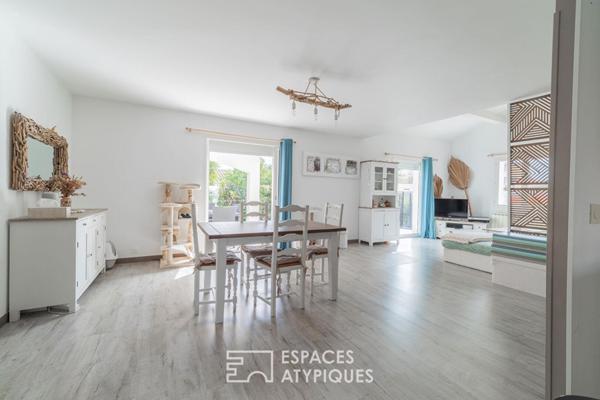 Maison familiale lumineuse avec jardin paysagé et piscine dans un environnement calme