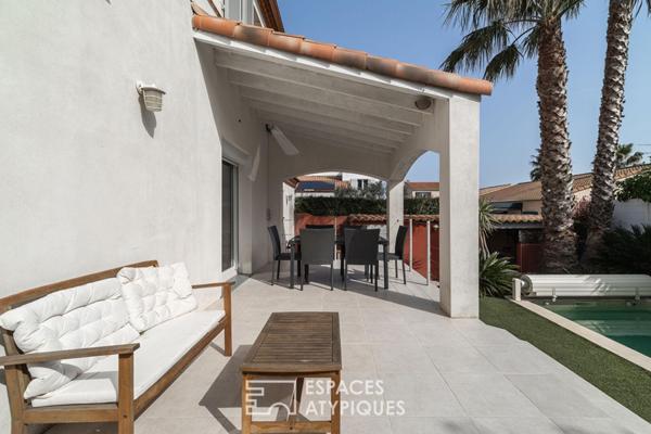 Maison familiale lumineuse avec jardin paysagé et piscine dans un environnement calme