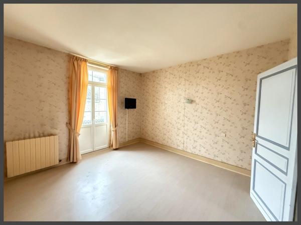 Ensemble en pierre, maison principale avec jardin et 1 appartement à VILLEFRANCHE DE LONCHAT (24)