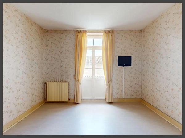 Ensemble en pierre, maison principale avec jardin et 1 appartement à VILLEFRANCHE DE LONCHAT (24)
