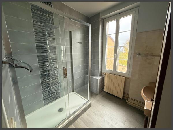 Ensemble en pierre, maison principale avec jardin et 1 appartement à VILLEFRANCHE DE LONCHAT (24)