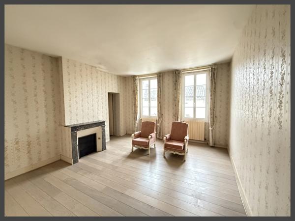 Ensemble en pierre, maison principale avec jardin et 1 appartement à VILLEFRANCHE DE LONCHAT (24)