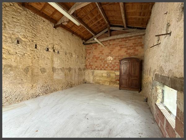 Ensemble en pierre, maison principale avec jardin et 1 appartement à VILLEFRANCHE DE LONCHAT (24)