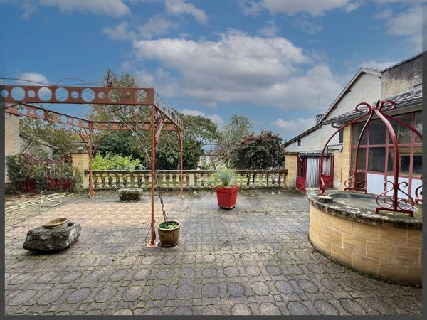Ensemble en pierre, maison principale avec jardin et 1 appartement à VILLEFRANCHE DE LONCHAT (24)
