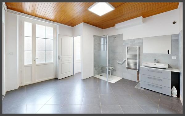 Ensemble en pierre, maison principale avec jardin et 1 appartement à VILLEFRANCHE DE LONCHAT (24)
