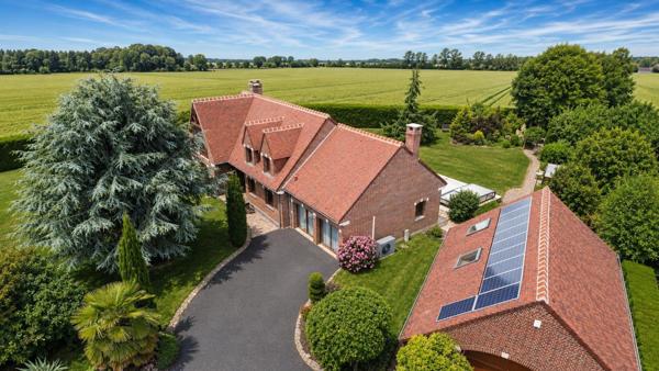 VILLA FAMILIALE INDIVIDUELLE DE PRESTIGE EN SEMI PLAIN-PIED DE 262 M² SUR UNE PARCELLE DE PLUS DE 2 000 M²
