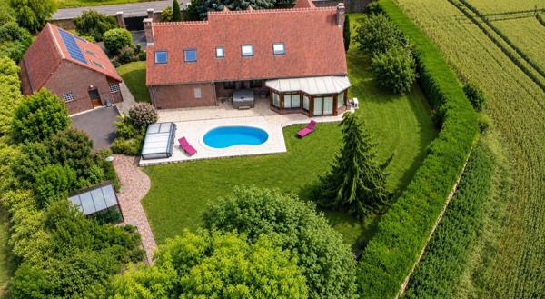 VILLA FAMILIALE INDIVIDUELLE DE PRESTIGE EN SEMI PLAIN-PIED DE 262 M² SUR UNE PARCELLE DE PLUS DE 2 000 M²
