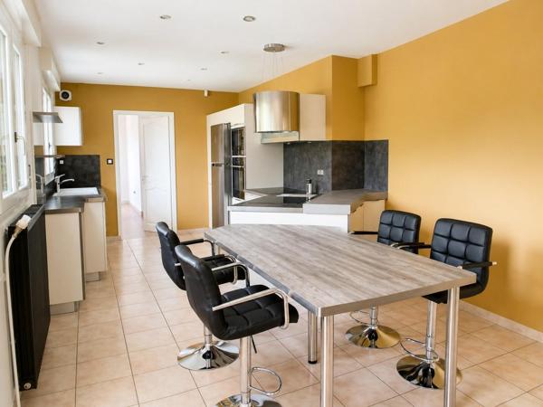 VILLA FAMILIALE INDIVIDUELLE DE PRESTIGE EN SEMI PLAIN-PIED DE 262 M² SUR UNE PARCELLE DE PLUS DE 2 000 M²