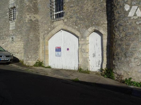 Chauvigny, au c?ur de la cité médiévale, garage en deux parties pour une surface totale de 61 m...