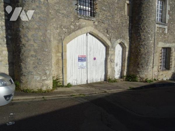 Chauvigny, au c?ur de la cité médiévale, garage en deux parties pour une surface totale de 61 m...