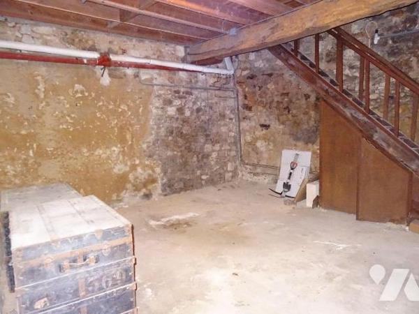 Chauvigny, au c?ur de la cité médiévale, garage en deux parties pour une surface totale de 61 m...