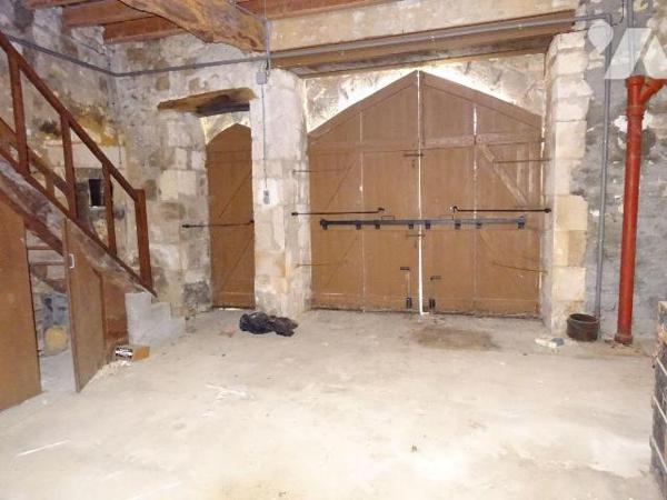 Chauvigny, au c?ur de la cité médiévale, garage en deux parties pour une surface totale de 61 m...