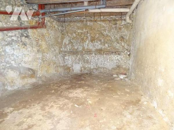 Chauvigny, au c?ur de la cité médiévale, garage en deux parties pour une surface totale de 61 m...