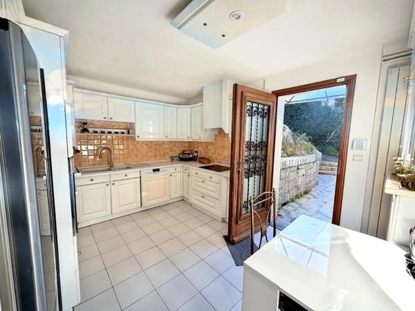 Proche AJACCIO, commune de BASTELICACCIA (20), bel appartement T5 avec terrasse, parking, cave, vue mer...